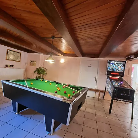 Bleuet, Petit Loft 2 A 6 Personnes, Avec Salle De Jeux Et Dans La アパート *